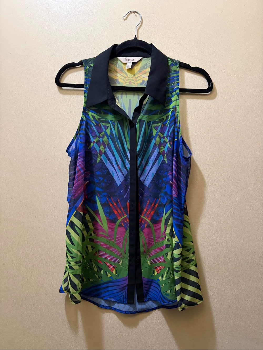 Decree Sleeveless Collared Blouse in Green and Blue Tropical Print